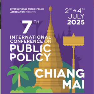 IPPA konferencijos informacinis plakatas. 7-osios tarptautinės viešosios politikos konferencijos plakatas su tekstu „INTERNATIONAL CONFERENCE ON PUBLIC POLICY“, „CHIANG MAI“ ir datos žyma „2–4 July 2025“. Fone – stilizuotas Tajų šventovės piešinys violetiniame fone su palme ir auksiniu ženklu.
